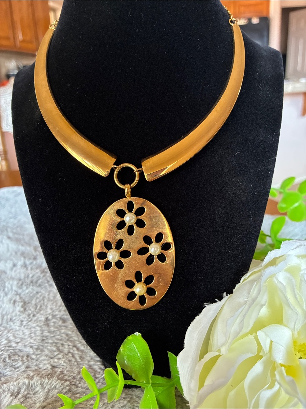 Gold Floral Oval Pendant Collar Necklace - Women Jewelry